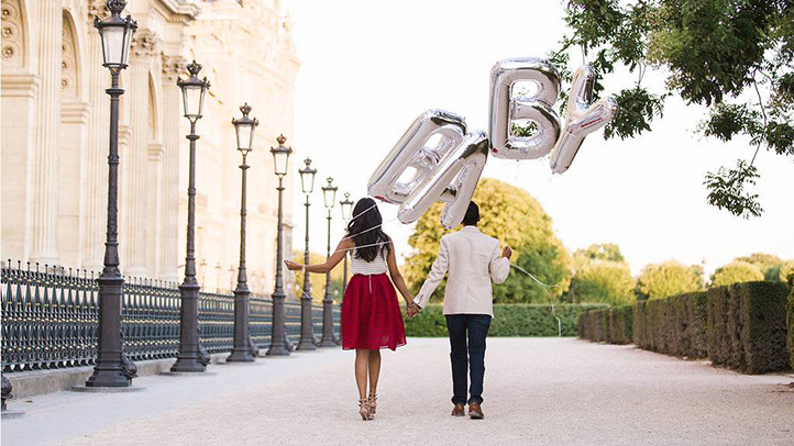 couples-pregnancy-announcement-in-city-of-love-722x406